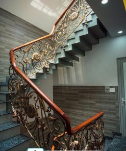 Cầu Thang Sắt Hoa Uốn Lượn Nghệ Thuật